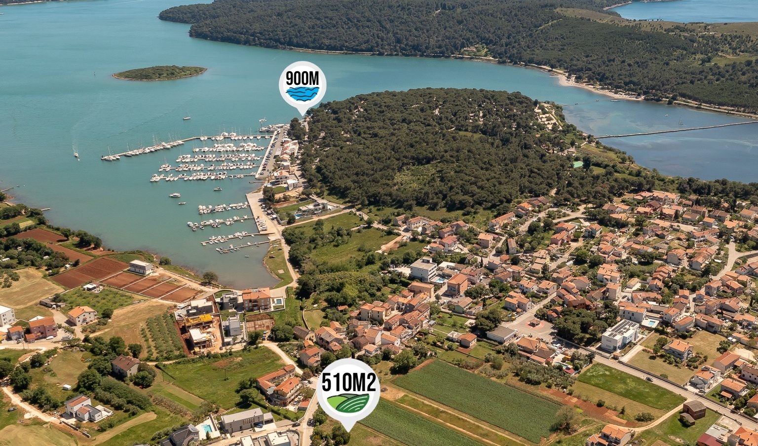 Luftaufnahme von Pomer mit der Projektlage nahe Marina und Adriaküste