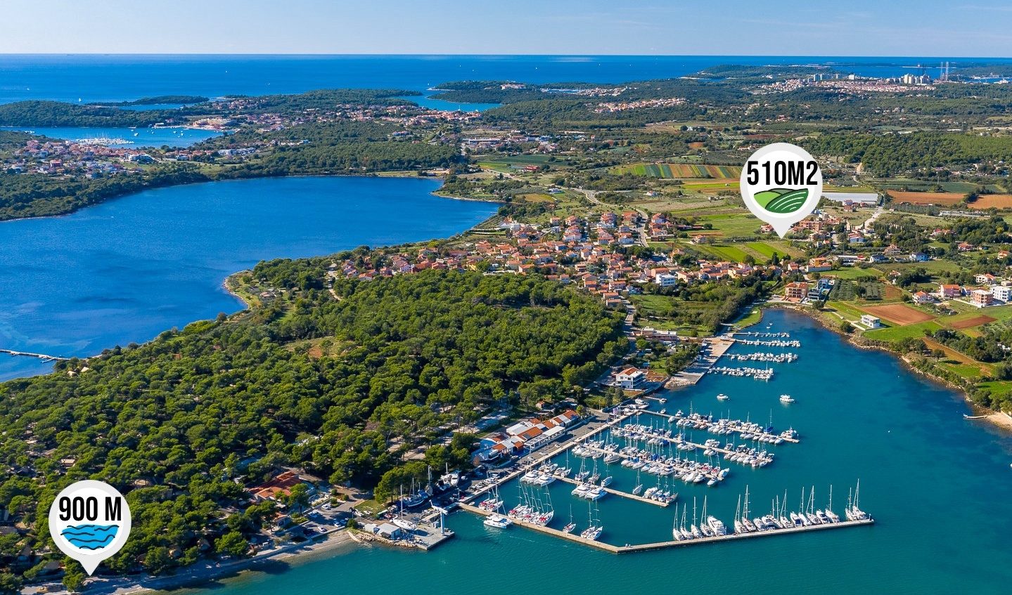 Luftaufnahme mit Blick über Pomer, die Küste und die ACI Marina Pomer